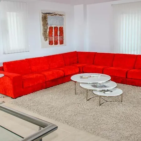Sleeps 10 Pool Air Con Wifi