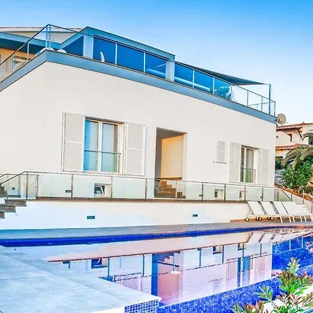 Sleeps 10 Pool Air Con Wifi *