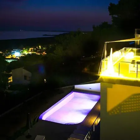 וילה Sleeps 10 Pool Air Con Wifi *